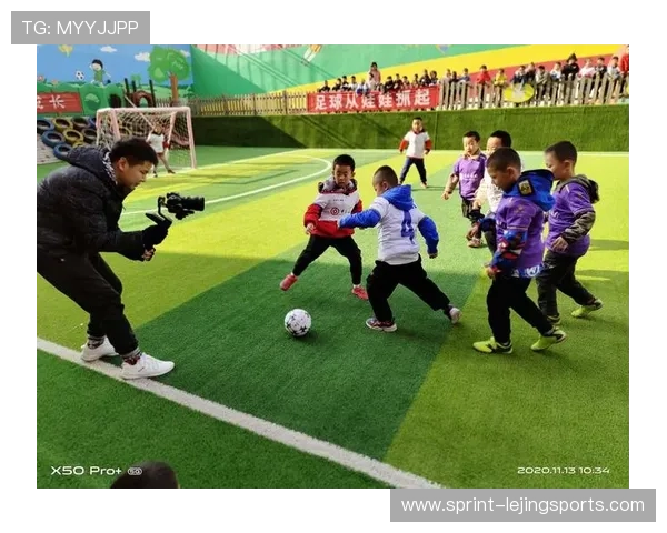 《闪耀绿茵场的传奇巨星：见证足球世界最璀璨的时刻与不朽的辉煌》