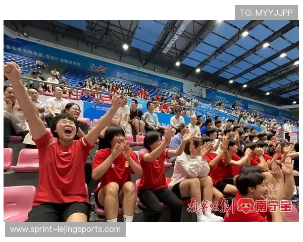 足球巨星携爱子同看绿茵盛宴父子情深见证赛场激情时刻